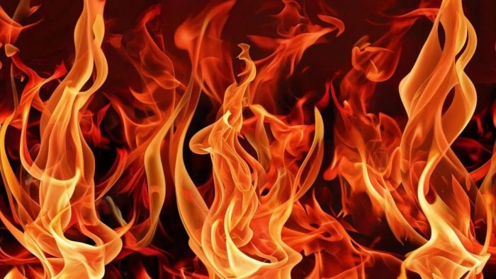 Magnifique flammes sur toute l'image.